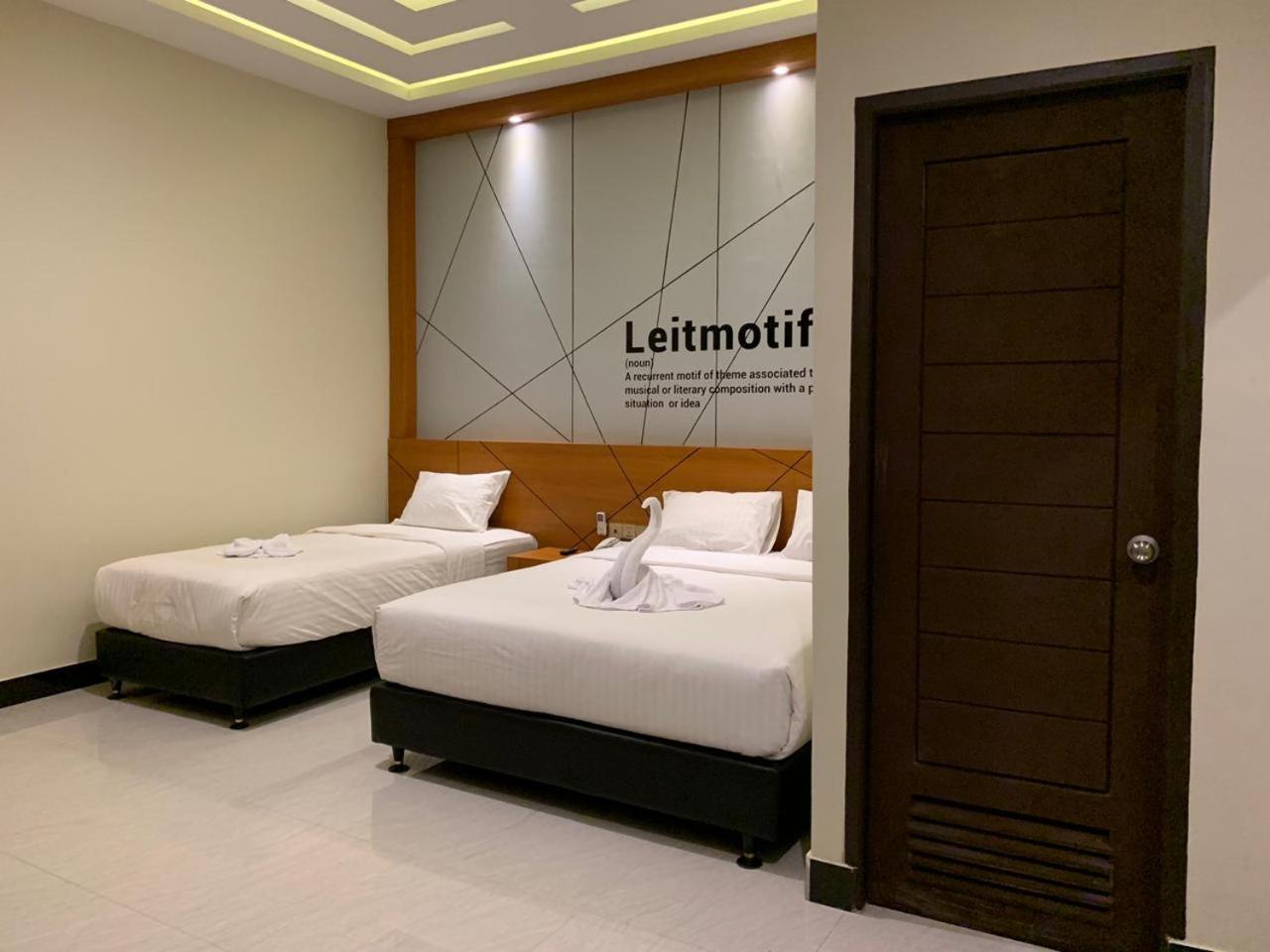 Bless Hotels Sintang Luaran gambar